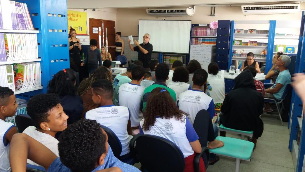 Academia vai á Escola